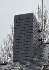 Souche de chemin&eacute;e enti&egrave;rement habill&eacute;e d&rsquo;ardoises naturelles