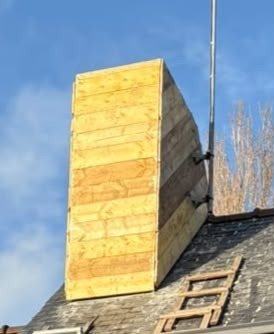 Souche de chemin&eacute;e habill&eacute;e d&rsquo;un support en bois, avant la pose des ardoises